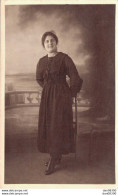 CARTE PHOTO NON IDENTIFIEE REPRESENTANT UNE JEUNE FEMME DANS UN STUDION PHOTO - To Identify