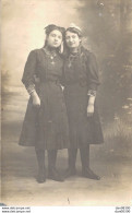 CARTE PHOTO NON IDENTIFIEE REPRESENTANT DEUX JEUNES FEMMES GERMAINE ET SUZANNE - Zu Identifizieren