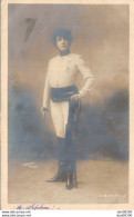 CARTE PHOTO NON IDENTIFIEE REPRESENTANT UNE JEUNE FEMME HABILLEE EN SOLDAT AVEC DECORATIONS ET SABRE PHOTO BOYER PARIS - Da Identificare