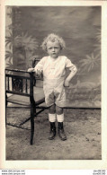 CARTE PHOTO NON IDENTIFIEE REPRESENTANT UN PETIT GARCO BOUCLE QUI N'A PAS L'AIR COMMODE - To Identify