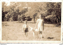 PHOTO DE 9 X 6.5 CMS FILLETTE ET PETIT GARCON AVEC UNE CHEVRE - Persone Anonimi