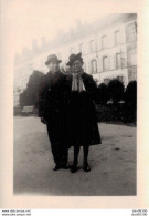 PHOTO DE 9 X 6.5 CMS UN COUPLE DE TOURISTE A LA ROCHE SUR YON LE 26 DECEMBRE 1940 - Anonyme Personen