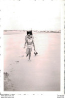 PHOTO DE 8.5 X 6 CMS FILLETTE AVEC UN MAILLOT DEUX PIECES MARCHANT SUR LA PLAGE - Anonyme Personen