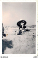 PHOTO DE 8.5 X 6 CMS FILLETTE AVEC UN GRAND CHAPEAU DE PAILLE JOUANT SUR LA PLAGE - Anonyme Personen