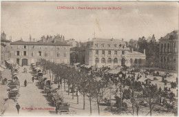 Lunéville  -  Place Léopold Un Jour De Marché   (G.2639) - Luneville