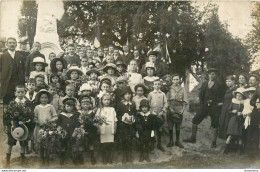 CPA Forêt La Folie-Devant Le Monument Aux Morts-Groupe D'enfants-RARE   L1074 - Altri & Non Classificati