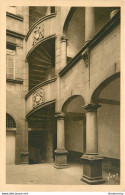 CPA Mont-Ferrand-Cour Et Escalier De L'hôtel D'Albiat Et Du Sire De Beaujeu    L1071 - Sonstige & Ohne Zuordnung