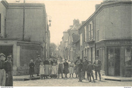 CPA Village à Identifier-Photo De Groupe Dans La Rue       L1099 - Autres & Non Classés