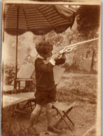 Photographie Photo Vintage Snapshot Amateur Enfant Tir  - Persone Anonimi