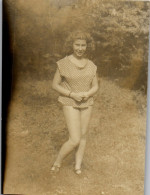 Photographie Photo Vintage Snapshot Amateur Jeune Fille Culotte Jambes  - Anonieme Personen