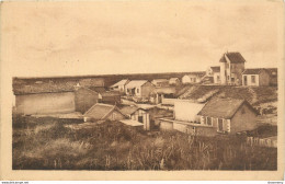 CPA Pirou Plage-Les Chalets-Timbre     L1270 - Autres & Non Classés