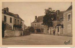 CPA Le Bourg D'Ire-Place De La Mairie    L1467 - Andere & Zonder Classificatie