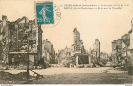 CPA Reims Après Les Bombardements-Ruines Près De L'hôtel De Ville-Timbre       L1527 - Reims