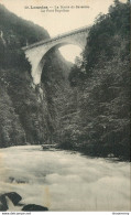 CPA Lourdes-La Route De Gavarnie-Le Pont Napoléon-Timbre      L1628 - Lourdes