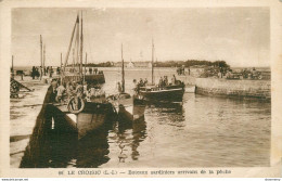 CPA Le Croisic-Bateaux Sardiniers Arrivant De La Pêche-Timbre     L1568 - Le Croisic