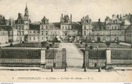 CPA Fontainebleau-Le Palais-Cour Des Adieux-2      L1824 - Fontainebleau