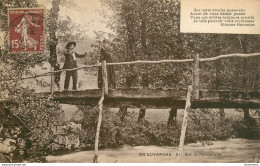 CPA En Auvergne-Sur La Passerelle-Timbre     L1807 - Personen