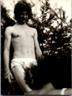 Photographie Photo Vintage Snapshot Amateur Jeune Homme Beau Bel Slip  - Anonieme Personen