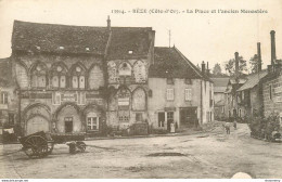 CPA Bèze-La Place Et L'ancien Monastère    L1862 - Sonstige & Ohne Zuordnung