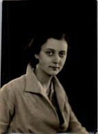 Photographie Photo Vintage Snapshot Amateur Jeune Femme Regard - Anonieme Personen