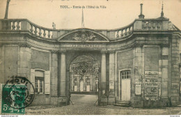 CPA Toul-Entrée De L'hôtel De Ville-Timbre     L2201 - Toul