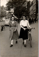 Photographie Photo Vintage Snapshot Photographe De Rue Femme Vélo Cycliste  - Personas Anónimos