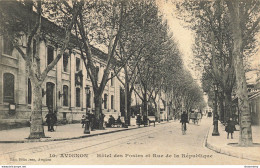 CPA Avignon-Hôtel Des Postes Et Rue De La République-10     L2442 - Avignon