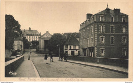 CPA Aubusson-Place Du Palais Et Collège      L2442 - Aubusson