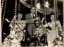 Photographie Photo Vintage Snapshot Amateur Trio Manège Forain  - Personas Anónimos