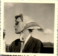 Photographie Photo Vintage Snapshot Amateur Jeune Femme Foulard Lunettes  - Personas Anónimos