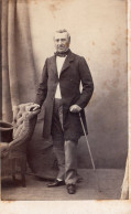 Photo CDV D'un Homme élégant Louis Pinat Posant Dans Un Studio Photo A Paris - Antiche (ante 1900)