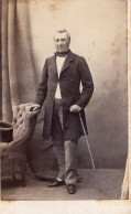 Photo CDV D'un Homme élégant Louis Pinat Posant Dans Un Studio Photo A Paris - Ancianas (antes De 1900)