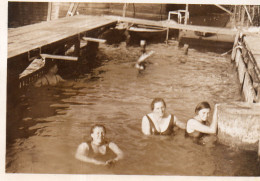 Photographie Photo Vintage Snapshot Piscine Swimming Pool Maillot Bain - Sonstige & Ohne Zuordnung