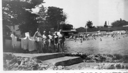 Photographie Photo Vintage Snapshot Antibes La Garoupe Groupe - Orte