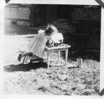Photographie Photo Vintage Snapshot Enfant Fillette Jouet Toy - Anonyme Personen