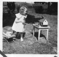 Photographie Photo Vintage Snapshot Enfant Fillette Jouet Toy - Personnes Anonymes