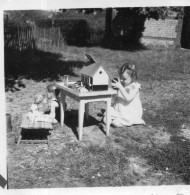 Photographie Photo Vintage Snapshot Enfant Fillette Jouet Toy - Anonymous Persons