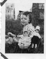 Photographie Photo Vintage Snapshot Enfant Fillette Poupée Doll Jouet Toy - Anonyme Personen