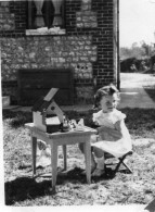 Photographie Photo Vintage Snapshot Enfant Fillette Poupée Doll Jouet Toy - Personnes Anonymes