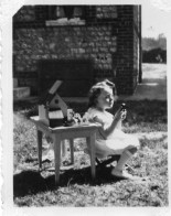 Photographie Photo Vintage Snapshot Enfant Fillette Poupée Doll Jouet Toy - Personnes Anonymes