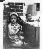 Photographie Photo Vintage Snapshot Enfant Fillette Poupée Doll Baigneur - Personas Anónimos