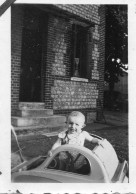 Photographie Photo Vintage Snapshot Enfant Fillette Landau Poussette - Personnes Anonymes