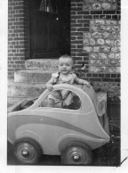 Photographie Photo Vintage Snapshot Enfant Fillette Landau Poussette - Personnes Anonymes