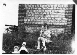 Photographie Photo Vintage Snapshot Enfant Fillette Poupée Doll Jouet Toy - Personas Anónimos