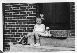 Photographie Photo Vintage Snapshot Enfant Fillette Poupée Doll Jouet Toy - Anonyme Personen