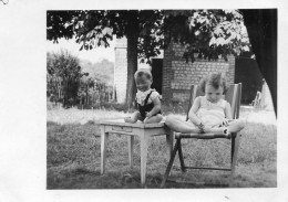 Photographie Photo Vintage Snapshot Enfant Fillette Poupée Doll Baigneur - Personnes Anonymes