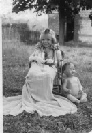 Photographie Photo Vintage Snapshot Enfant Fillette Poupée Baigneur Doll - Personnes Anonymes