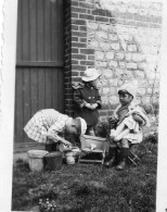 Photographie Photo Vintage Snapshot Enfant Fillette Poupée Baigneur Doll - Personas Anónimos