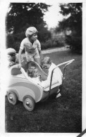 Photographie Photo Vintage Snapshot Landau Poupée Doll Jouet Enfant - Personnes Anonymes