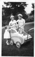 Photographie Photo Vintage Snapshot Landau Poupée Doll Jouet Enfant - Anonymous Persons